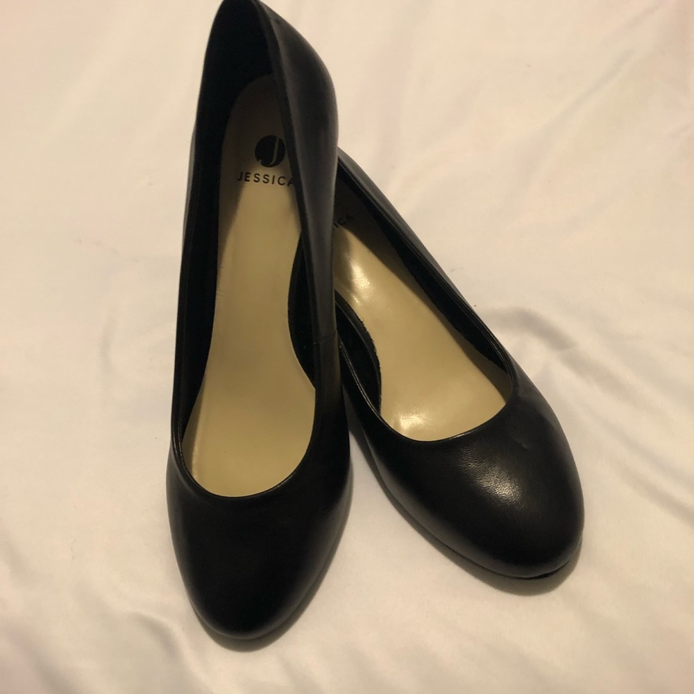 JESSICA BLACK LEATHER KITTEN HEELS (8.5)
